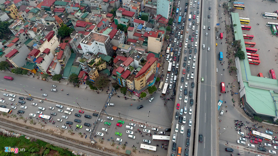 Xe cộ chật vật trở lại thành phố ngày đầu năm mới